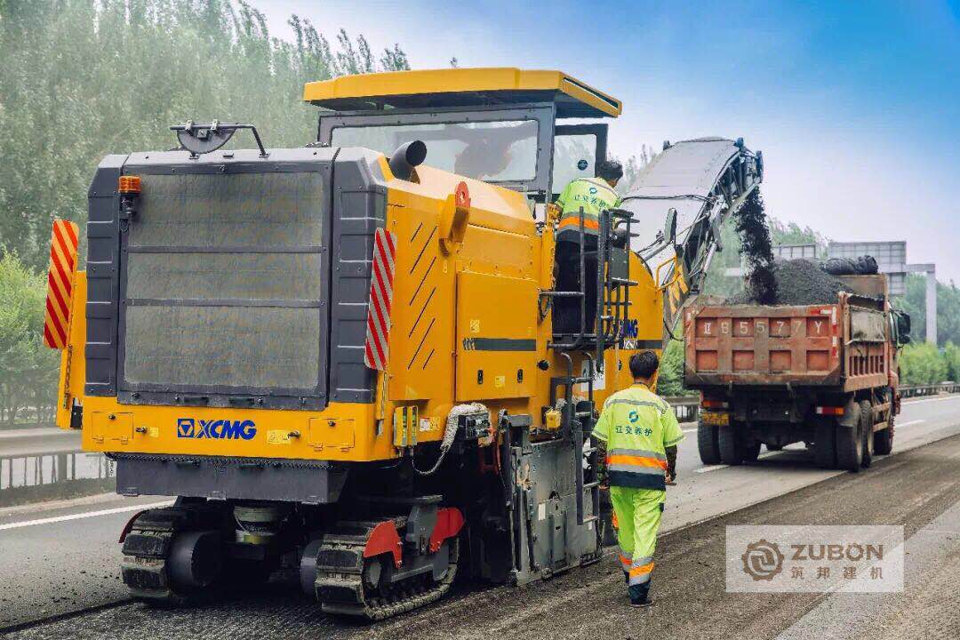 專“啃”路面和交通標線，混凝土銑刨機靠的就是一口“好牙”